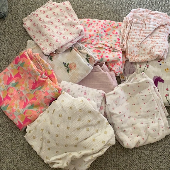 Bunch of muslin swaddle blankets!! - Picture 1 of 4